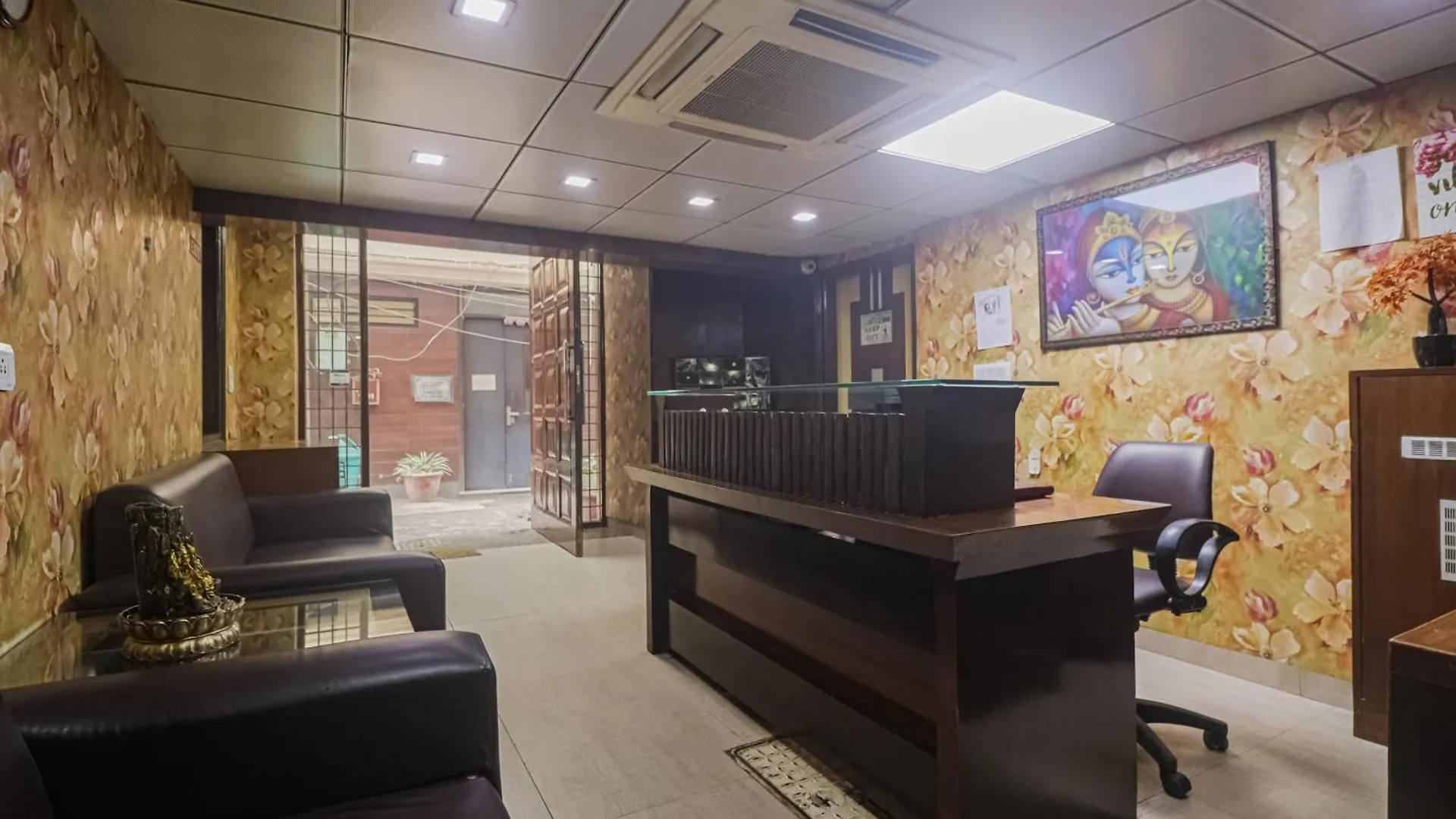 גורגאון Capital O Crown Inn Near Appu Ghar מלון